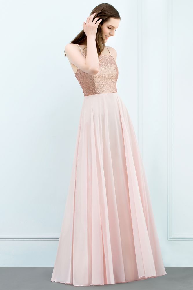 Robe de bal longue en mousseline de soie à bretelles spaghetti et sequins, coupe trapèze, longueur au sol.
