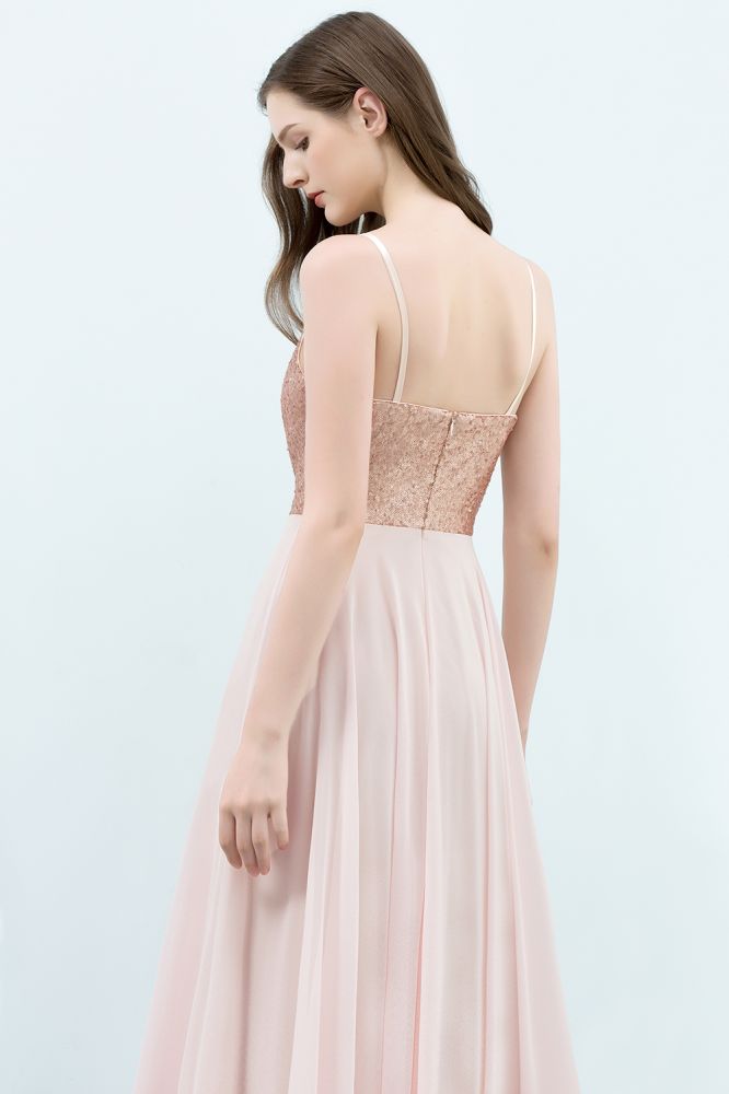Robe de bal longue en mousseline de soie à bretelles spaghetti et sequins, coupe trapèze, longueur au sol.