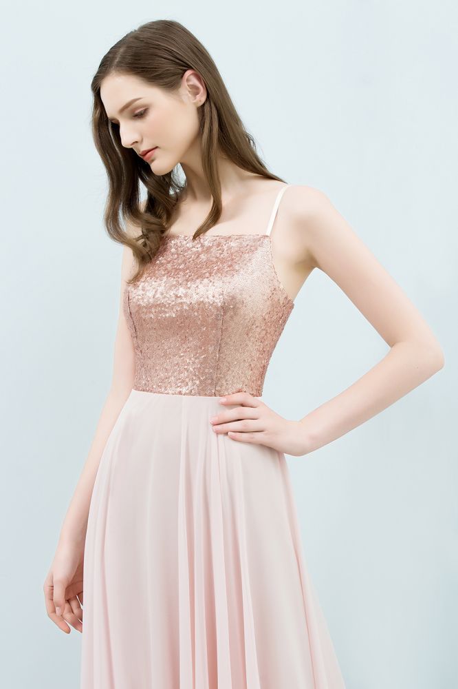 Robe de bal longue en mousseline de soie à bretelles spaghetti et sequins, coupe trapèze, longueur au sol.