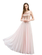 Robe de bal longue en mousseline de soie à bretelles spaghetti et sequins, coupe trapèze, longueur au sol.