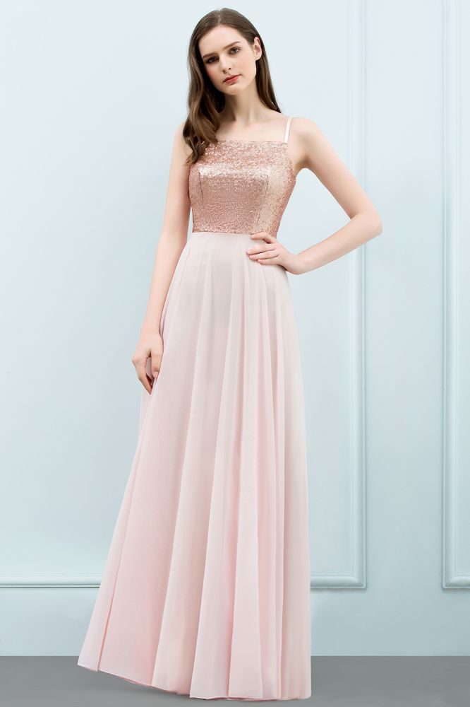 Robe de bal longue en mousseline de soie à bretelles spaghetti et sequins, coupe trapèze, longueur au sol.