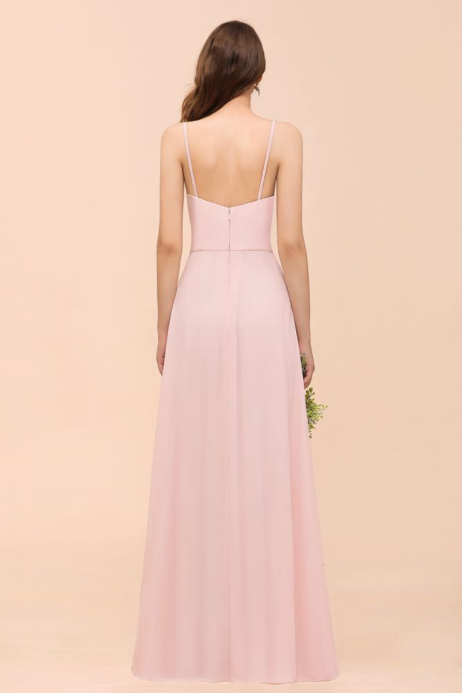 Vestido de dama de honor rosa con escote de tirantes y abertura lateral, estilo playero, sencillo, ideal para bodas.