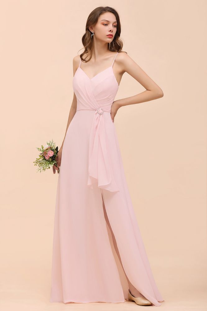 Vestido de dama de honor rosa con escote de tirantes y abertura lateral, estilo playero, sencillo, ideal para bodas.