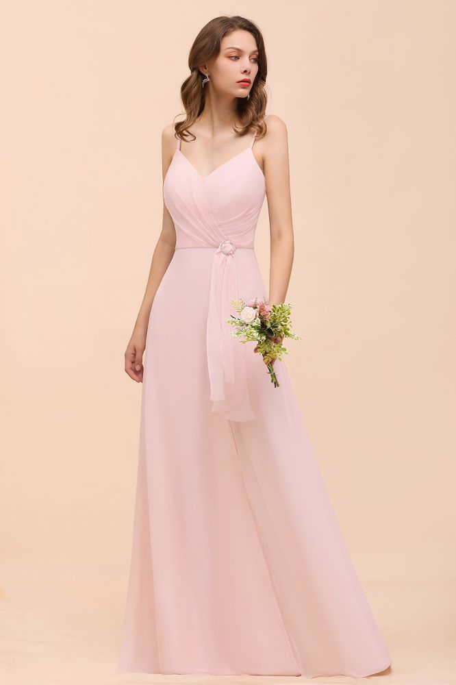 Vestido de dama de honor rosa con escote de tirantes y abertura lateral, estilo playero, sencillo, ideal para bodas.