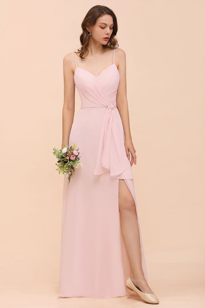 Vestido de dama de honor rosa con escote de tirantes y abertura lateral, estilo playero, sencillo, ideal para bodas.