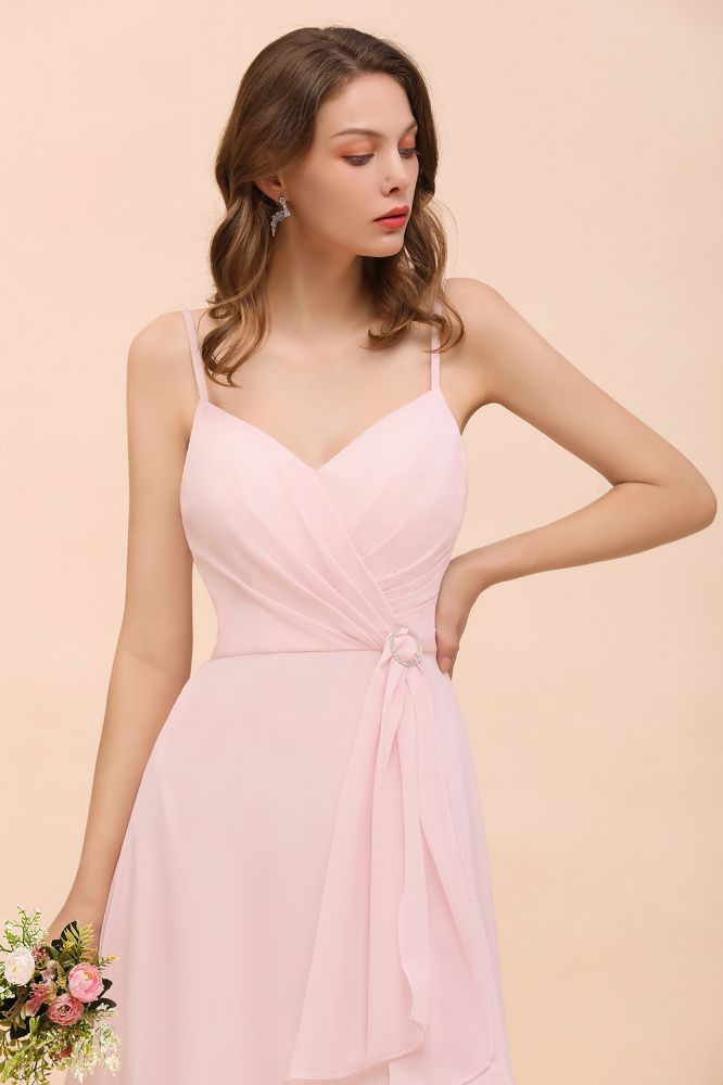 Vestido de dama de honor rosa con escote de tirantes y abertura lateral, estilo playero, sencillo, ideal para bodas.