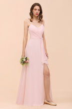 Vestido de dama de honor rosa con escote de tirantes y abertura lateral, estilo playero, sencillo, ideal para bodas.