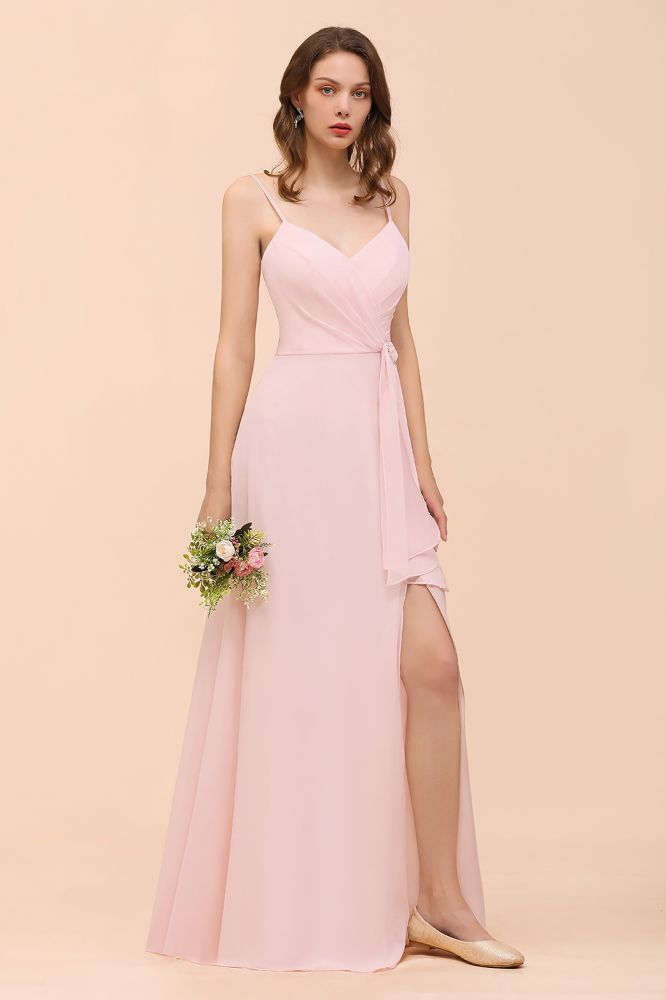 Vestido de dama de honor rosa con escote de tirantes y abertura lateral, estilo playero, sencillo, ideal para bodas.