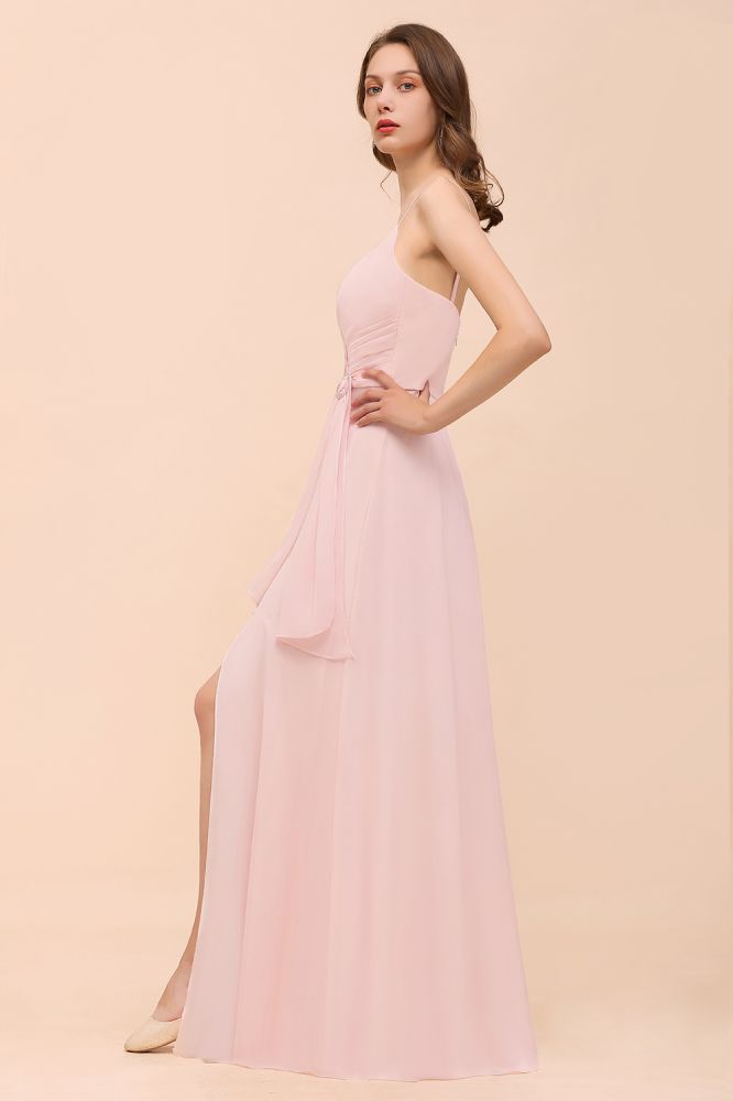 Vestido de dama de honor rosa con escote de tirantes y abertura lateral, estilo playero, sencillo, ideal para bodas.