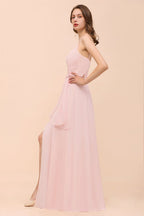Vestido de dama de honor rosa con escote de tirantes y abertura lateral, estilo playero, sencillo, ideal para bodas.