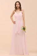 Vestido de dama de honor rosa con escote de tirantes y abertura lateral, estilo playero, sencillo, ideal para bodas.