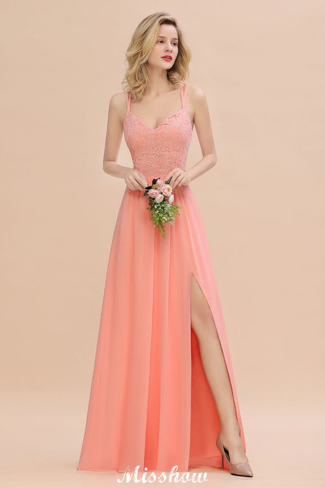 Robe de demoiselle d'honneur bleu ciel à fines bretelles et fente latérale, col en V, style spaghetti, idéale pour un mariage.