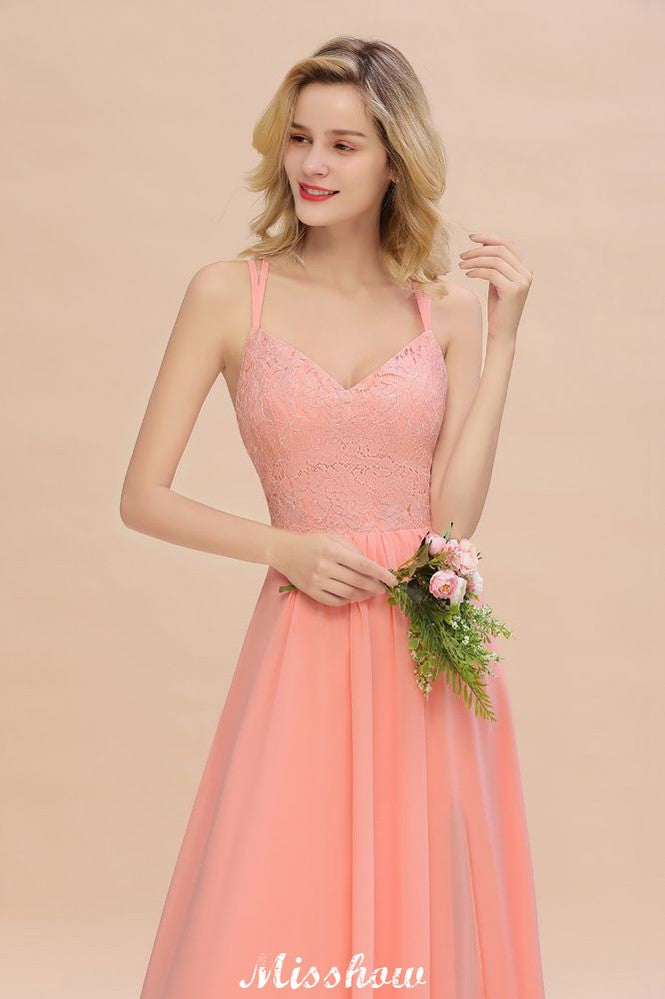 Robe de demoiselle d'honneur bleu ciel à fines bretelles et fente latérale, col en V, style spaghetti, idéale pour un mariage.