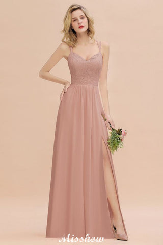 Vestido de dama de honor ajustado de tirantes finos con abertura lateral, color azul cielo, escote en V, ideal para bodas y fiestas.