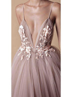 Robe de mariée de plage à bretelles spaghetti et décolleté en V profond avec applique WD321