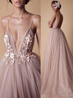 Robe de mariée de plage à bretelles spaghetti et décolleté en V profond avec applique WD321