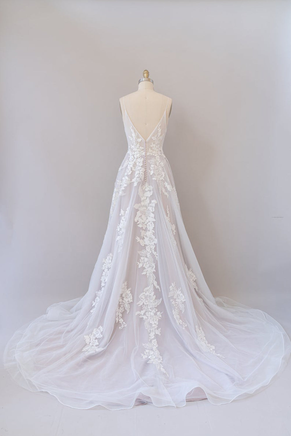 Vestido de novia de tul con apliques de encaje y tirantes finos 