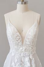 Vestido de novia de tul con apliques de encaje y tirantes finos 