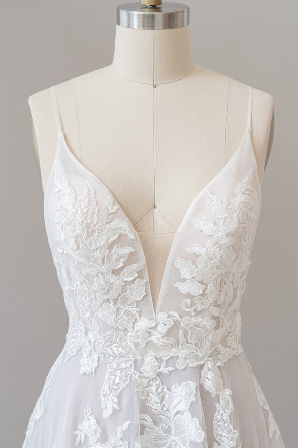 Vestido de novia de tul con apliques de encaje y tirantes finos 