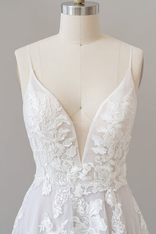 Vestido de novia de tul con apliques de encaje y tirantes finos 