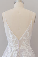 Vestido de novia de tul con apliques de encaje y tirantes finos 