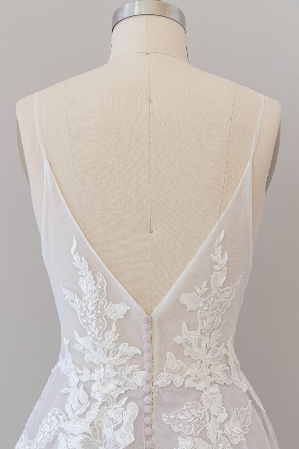 Vestido de novia de tul con apliques de encaje y tirantes finos 