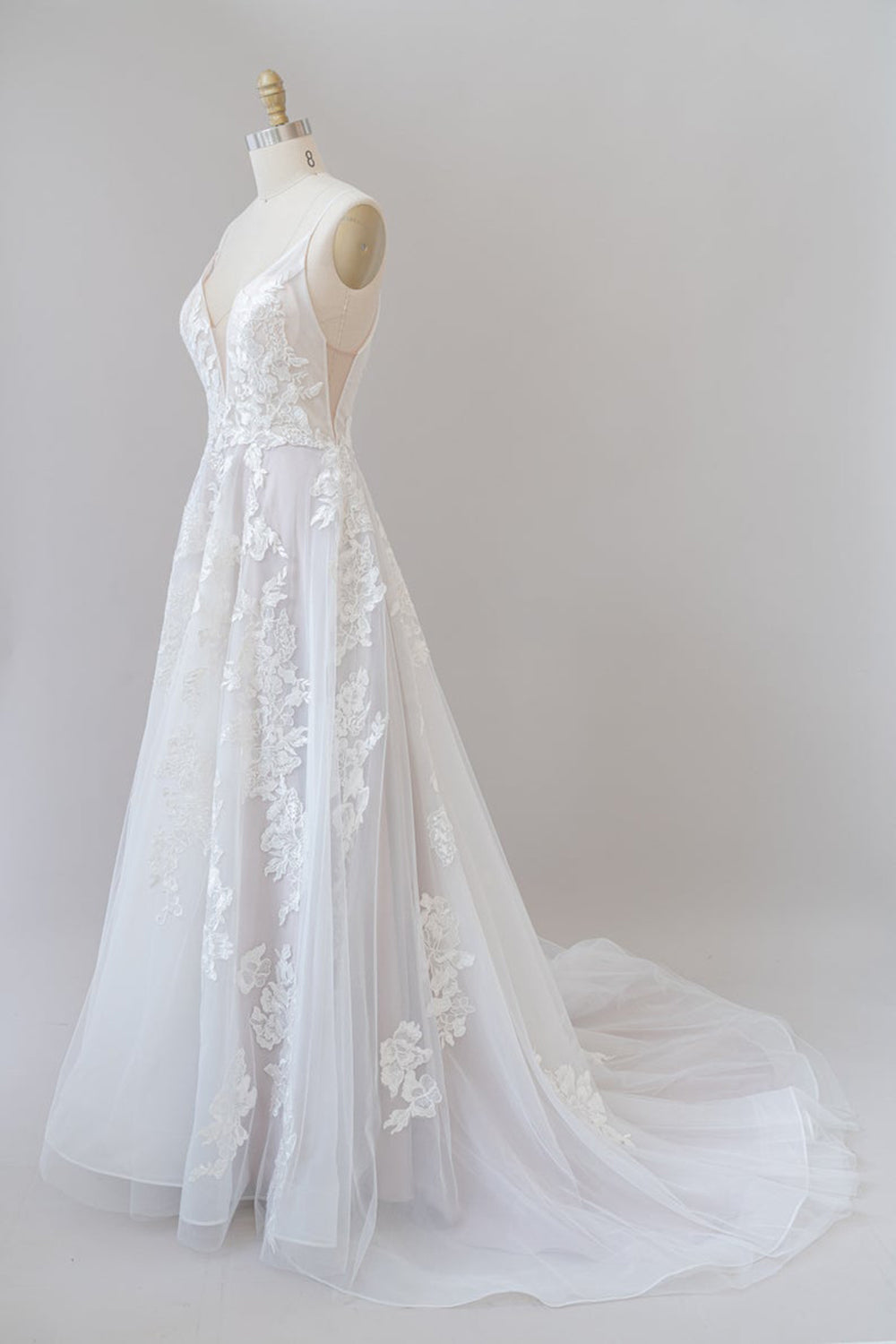 Vestido de novia de tul con apliques de encaje y tirantes finos 