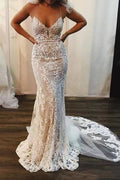 Robe de mariée élégante sirène à bretelles spaghetti et longue traîne, ornée de dentelle et d'appliqués. 