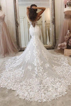 Robe de mariée sirène à fines bretelles, décolleté en V plongeant et traîne balayée WD513