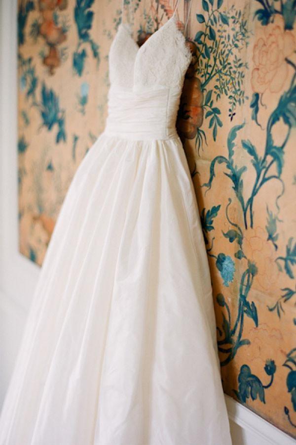Robe de mariée ivoire longue à fines bretelles et dentelle WD117