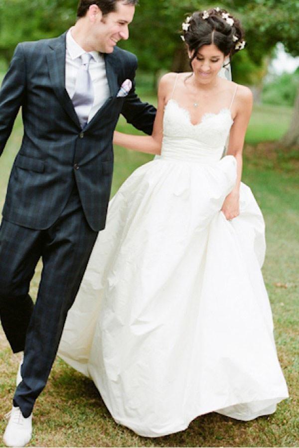 Robe de mariée ivoire longue à fines bretelles et dentelle WD117
