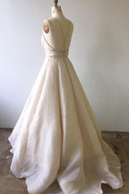 Vestido de novia largo color marfil con tirantes finos y espalda cruzada WD210