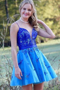 Vestido azul de fiesta con tirantes finos, escote pronunciado y apliques de cuentas PD198