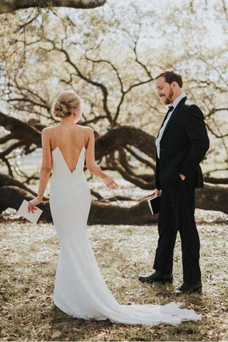 Vestidos de novia de playa estilo sirena con tirantes finos, espalda descubierta y escote en V WD381