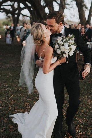 Vestidos de novia de playa estilo sirena con tirantes finos, espalda descubierta y escote en V WD381