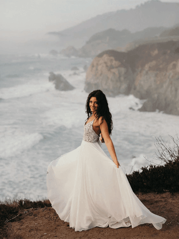 Vestidos de novia rústicos de corte A con escote de tirantes finos y cuentas WD549