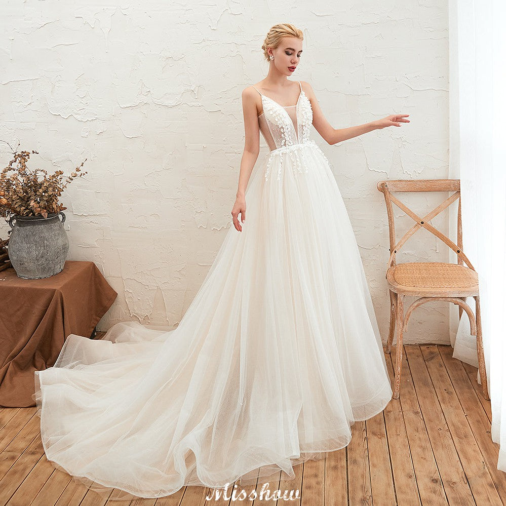 Robe de mariée champagne à fines bretelles, décolleté plongeant en V et dos nu