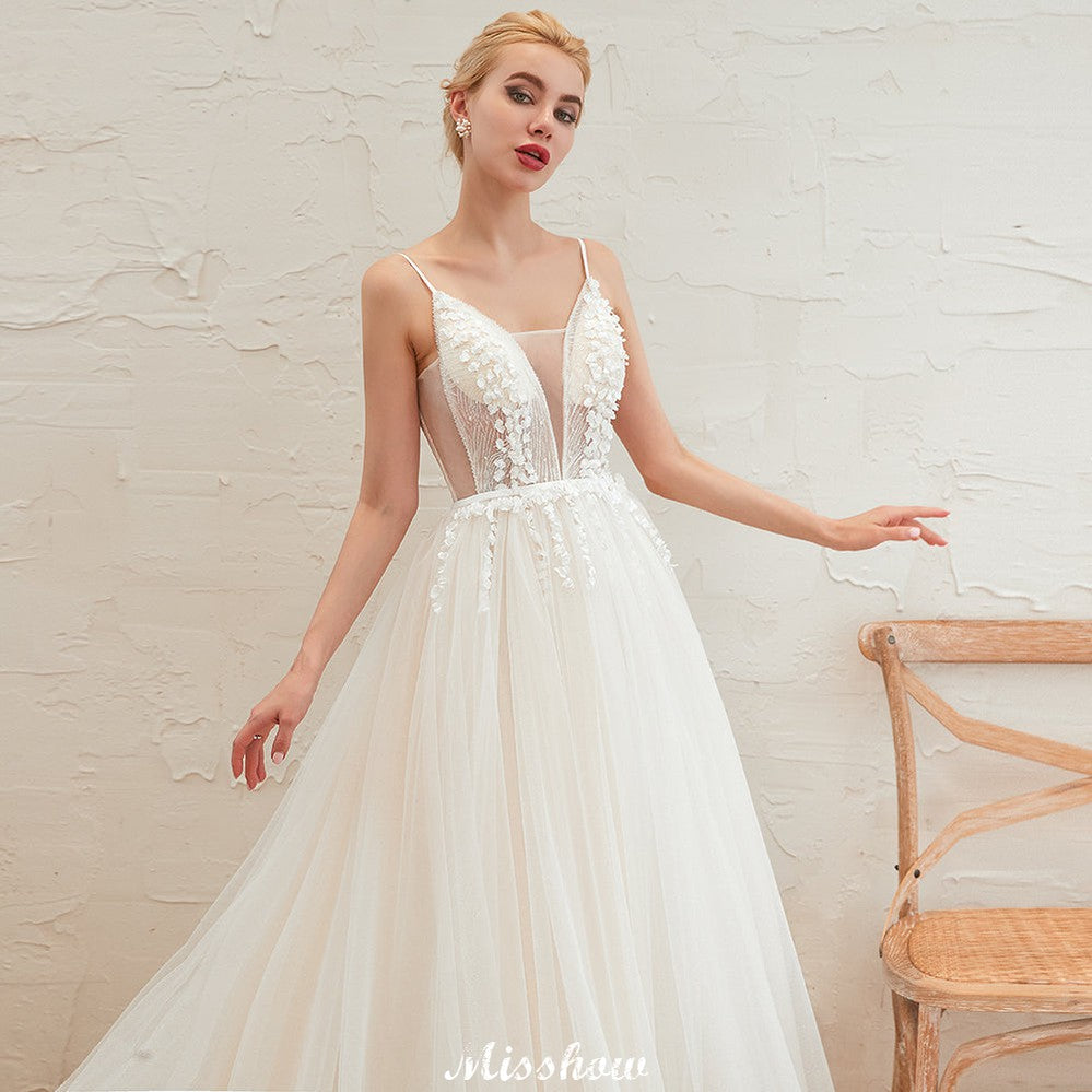 Robe de mariée champagne à fines bretelles, décolleté plongeant en V et dos nu