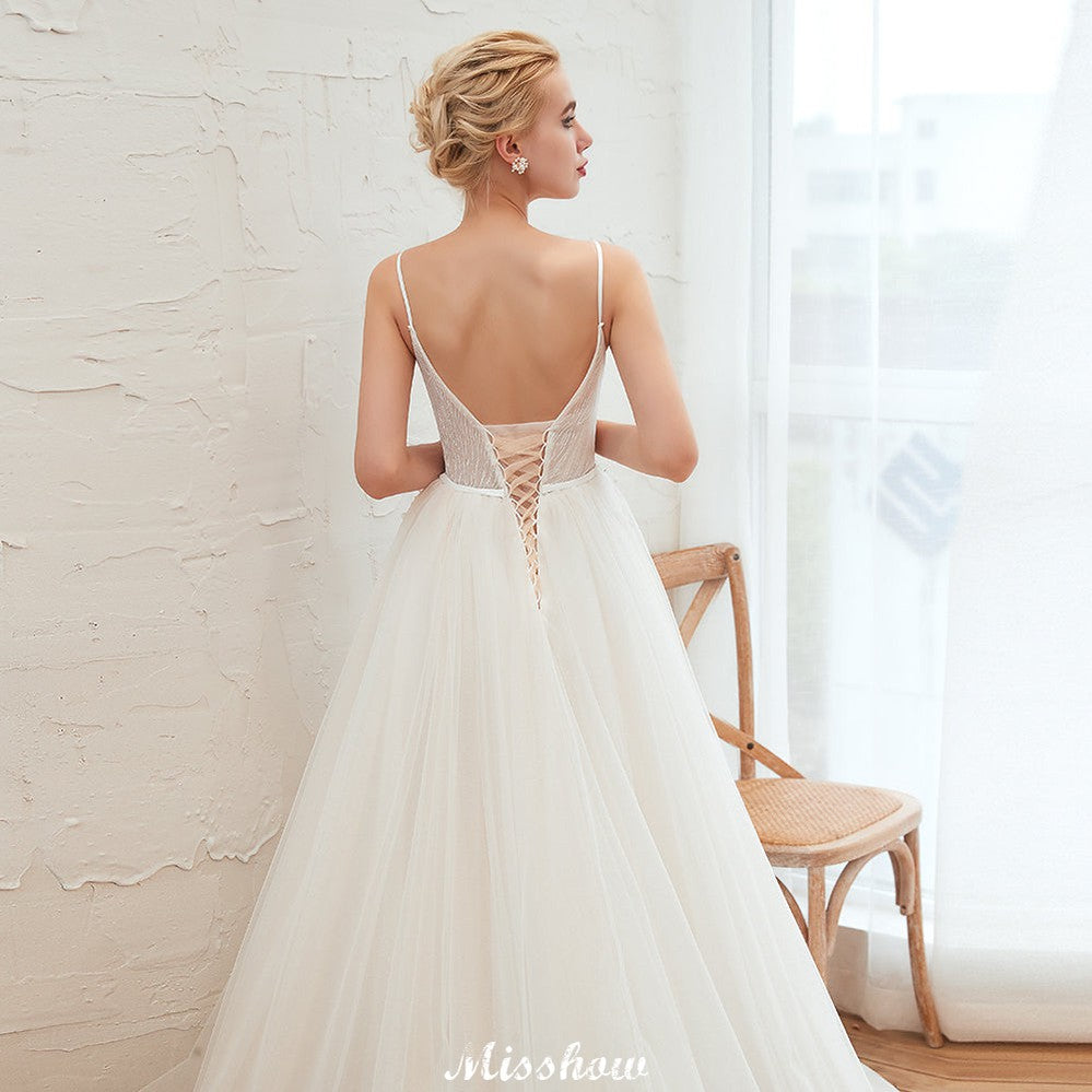 Robe de mariée champagne à fines bretelles, décolleté plongeant en V et dos nu