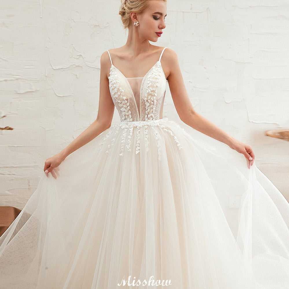 Robe de mariée champagne à fines bretelles, décolleté plongeant en V et dos nu