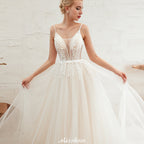 Robe de mariée champagne à fines bretelles, décolleté plongeant en V et dos nu