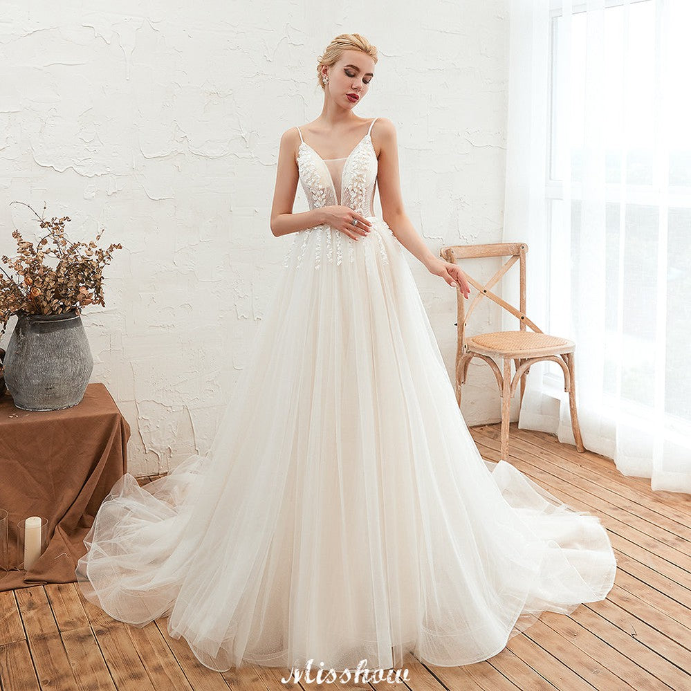 Robe de mariée champagne à fines bretelles, décolleté plongeant en V et dos nu