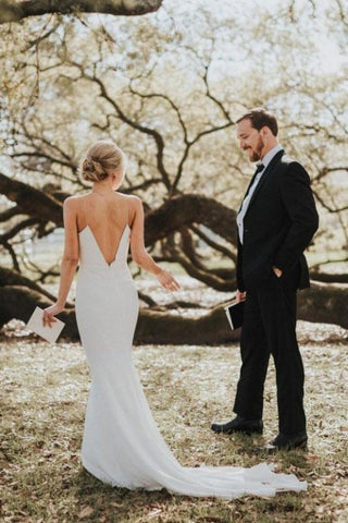 Robe de mariée sirène dos nu à bretelles spaghetti et décolleté en V, style bohème simple et élégant, idéale pour la plage ou la mariée. 
