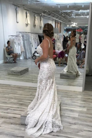 Vestidos de novia elegantes de encaje con tirantes finos, escote en V, espalda descubierta y corte sirena. 