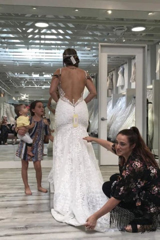 Vestidos de novia elegantes de encaje con tirantes finos, escote en V, espalda descubierta y corte sirena. 