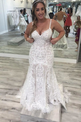 Vestidos de novia elegantes de encaje con tirantes finos, escote en V, espalda descubierta y corte sirena. 