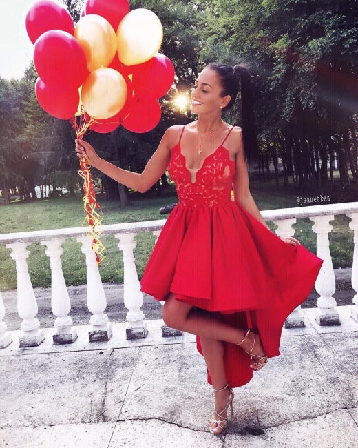 Robe de bal rouge à bretelles spaghetti, coupe trapèze asymétrique, col en V en dentelle, idéale pour les fêtes de fin d'année.