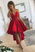 Robe de bal rouge à bretelles spaghetti, coupe trapèze asymétrique, col en V en dentelle, idéale pour les fêtes de fin d'année.