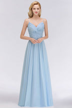 Robe de demoiselle d'honneur bleu ciel en mousseline de soie à fines bretelles, coupe trapèze, idéale pour un mariage.