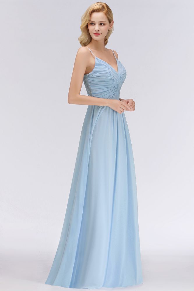 Robe de demoiselle d'honneur bleu ciel en mousseline de soie à fines bretelles, coupe trapèze, idéale pour un mariage.